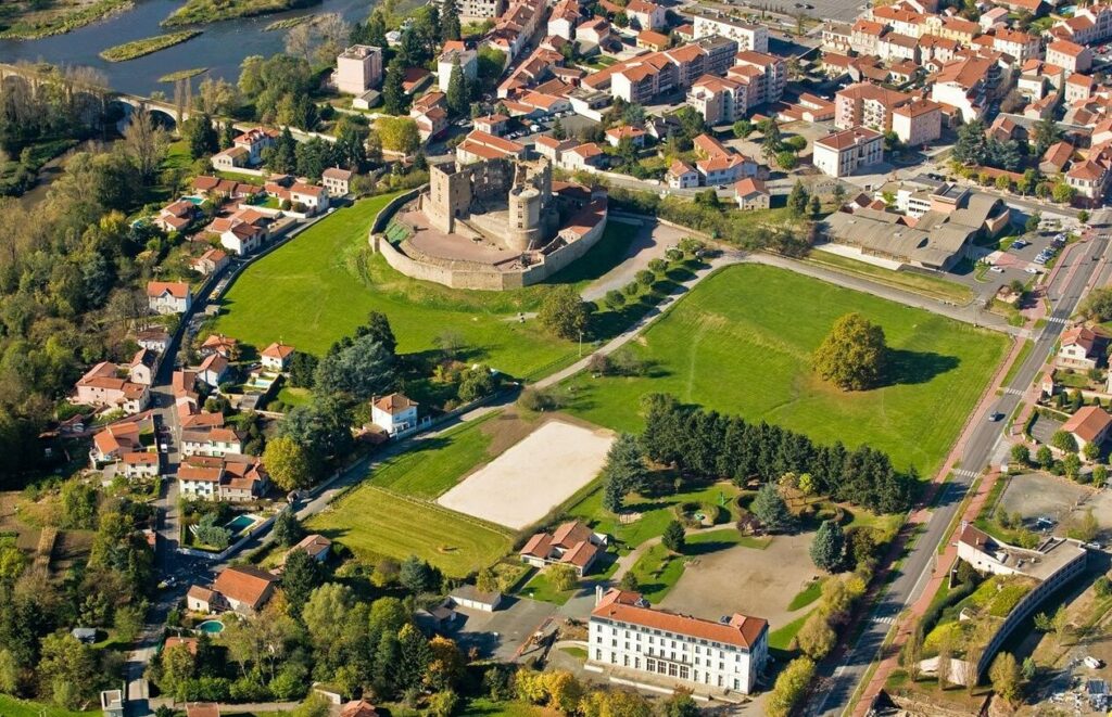 photo du chateau de montrond les bains